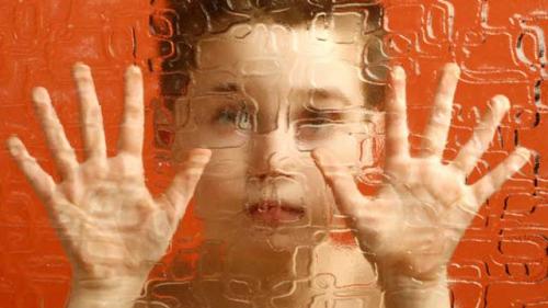 ”Este un miracol”. Un copil autist a supraviețuit patru zile în sălbăticie. Ce făcea când a fost găsit