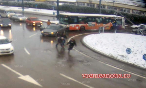 Vaslui. Partidă de box în toată regula în mijlocul unei intersecții din Vaslui