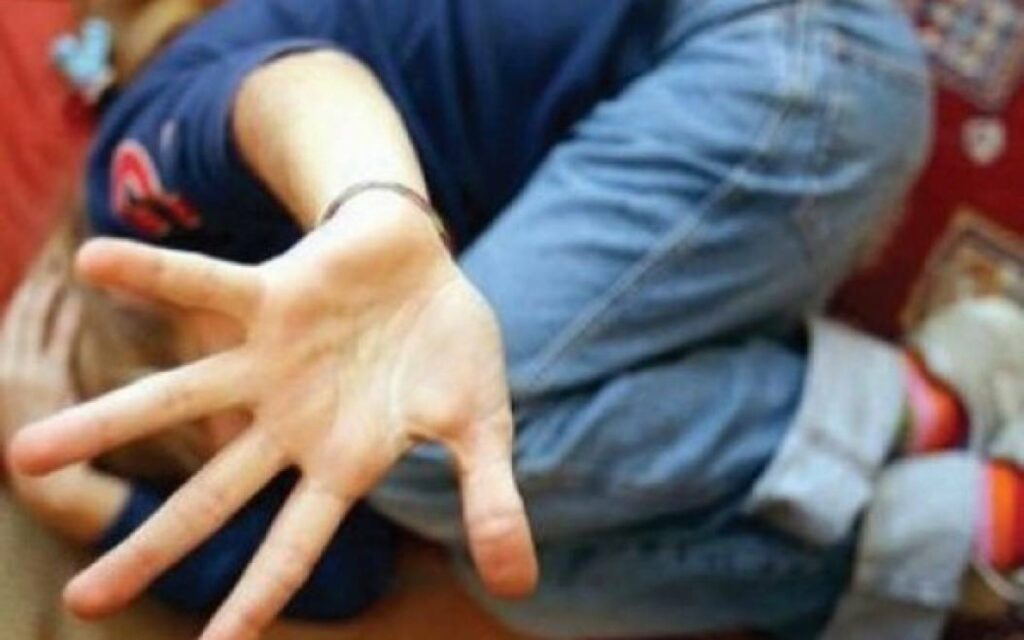 Două fete de 13 ani au speriat clienții mall-ului din Botoșani. Puștoaicele erau drogate