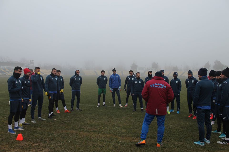 I-auzi una! Versuri de rară inspirație la reunirea unei echipe de fotbal: „Ea e departe. Nu se zărește-n departare, O promovare, dulce promovare...”