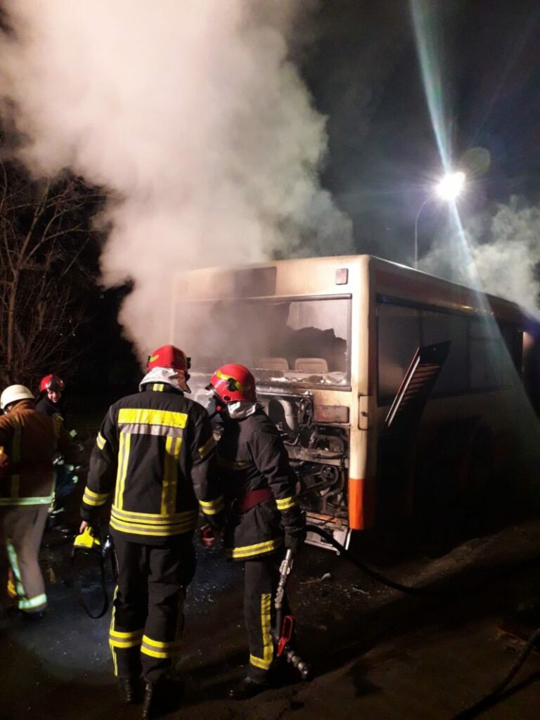 La un pas de o tragedie uriașă. O lumânare a evacuat un bloc întreg