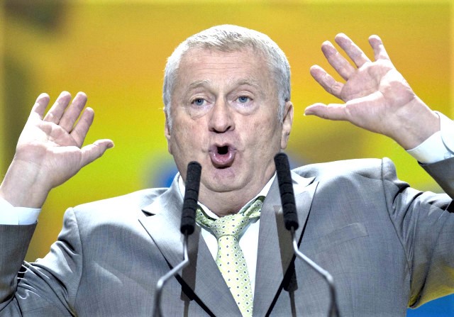 Jirinovsky a împărțit bani în Piața Roșie “iobagilor și scavilor”, în ajunul Crăciunului