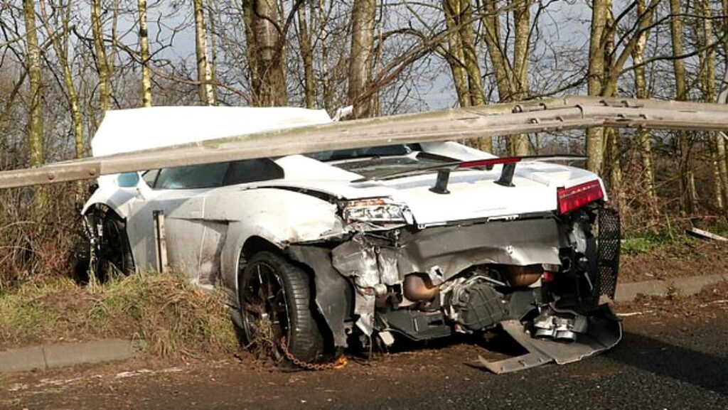 Lamborghini de 200.000 de euro, făcut praf. Șoferul a luat o decizie uluitoare
