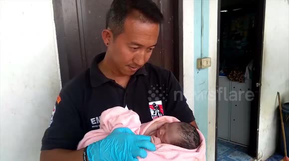 Un bebeluș învelit în plastic, descoperit în viață într-o pubelă | VIDEO