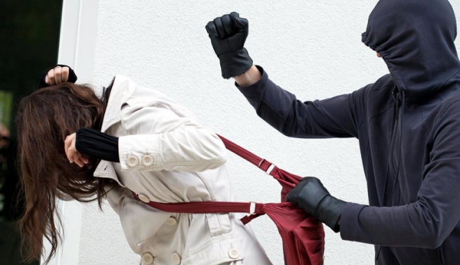 Asistentă medicală tâlhărită la locul de muncă. Infractorul are doar 14 ani