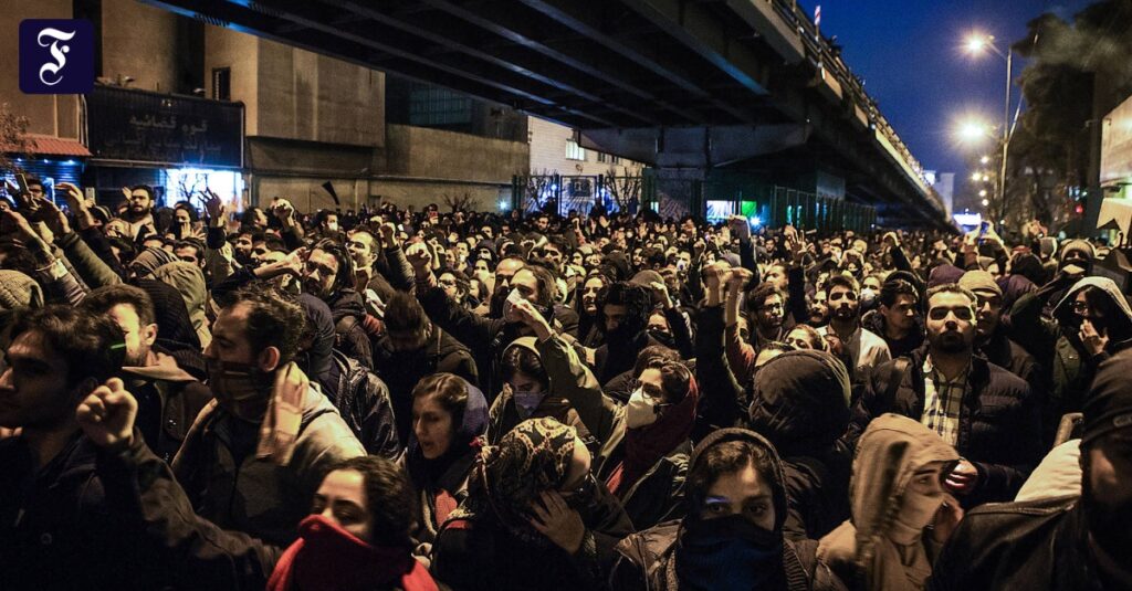 Oamenii au ieșit în stradă la Teheran. A fost lansat un nou val de atacuri către Iran. Val de rachete și spre Israel. Update