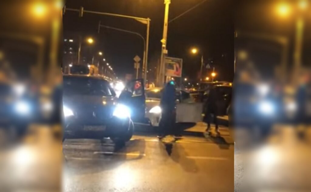 Imagini terifiante! Bătaie cruntă în trafic, între doi șoferi. VIDEO