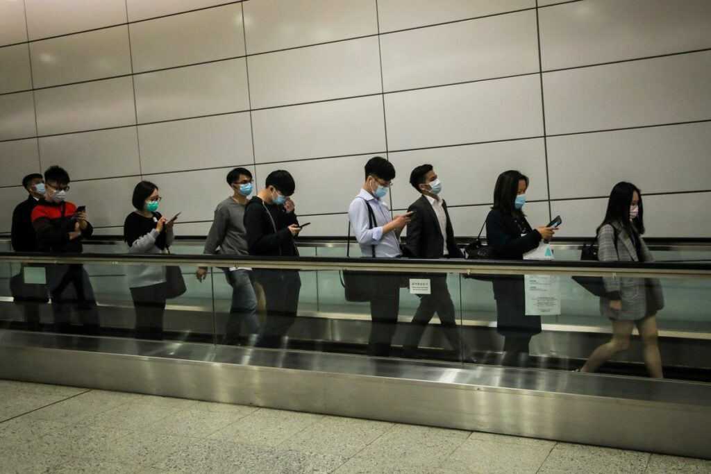 Coronavirusul i-a făcut să fugă! Romii din Mironu au revenit de urgență acasă