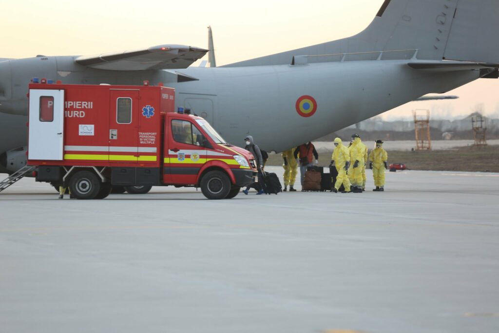 Accident pe aeroportul din Londra. Un avion a rămas „pe burtă” în mijlocul pistei
