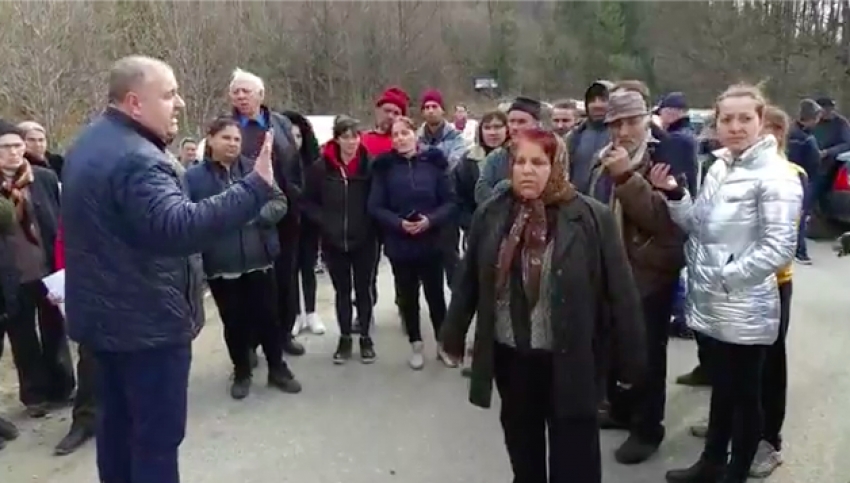Paranoia Coronavirus. Argeșenii protestează cu ciomege și topoare. Nu vor bolnavi la ei în sat!