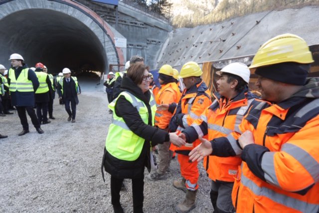 Scandal în UE. Cancelarul Austriei vs. comisarul european Adina Vălean