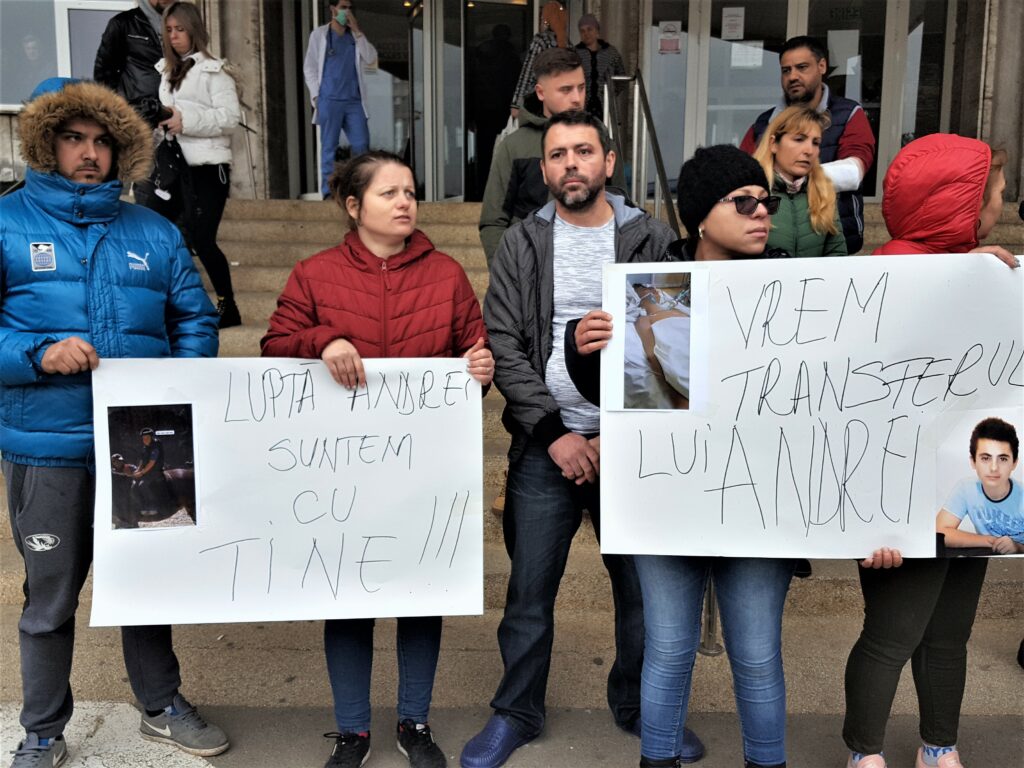 Și-au strigat neputința în fața spitalului. Copilul lor e in moarte cerebrală