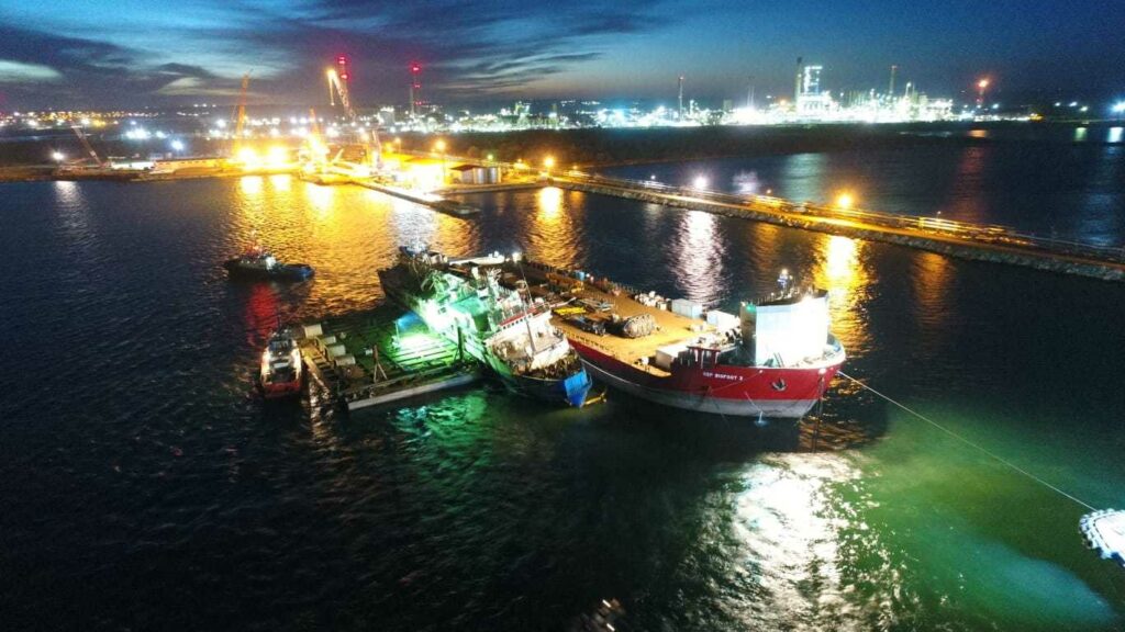 „Nava Morții”, adusă la cheu, în portul Midia. Urmează scoaterea cadavrelor