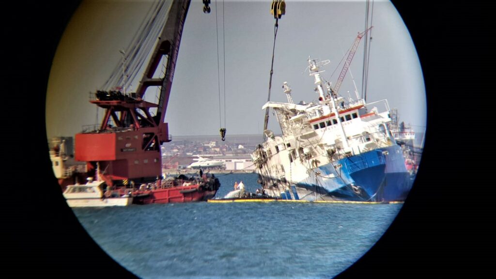 Intervenție contracronometru la Midia. Cine plătește pentru scoaterea ”Navei Morții”