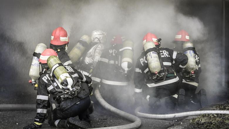 Alertă pe Autostrada Soarelui. Un autoturism a luat foc. Traficul este blocat