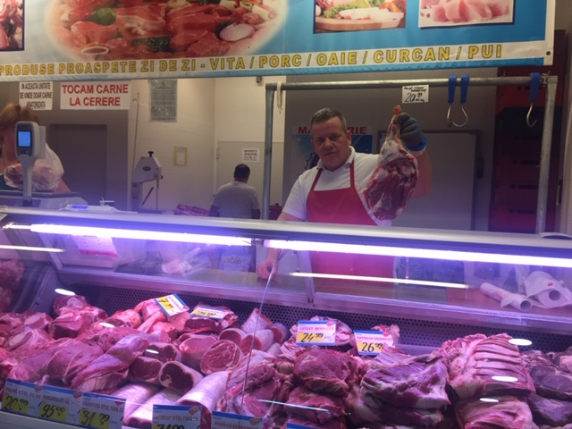 Evz.TV. Vocea poporului la Obor: „Românii mai bine mor cu burta plină, decât sănătoși!”