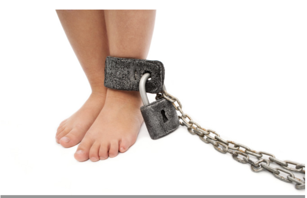 Caz tulburător în Timiș. Femeie ținută în lanțuri de tatăl său