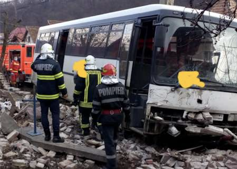 Un autobuz școlar plin cu elevi a intrat prin gardul unei case