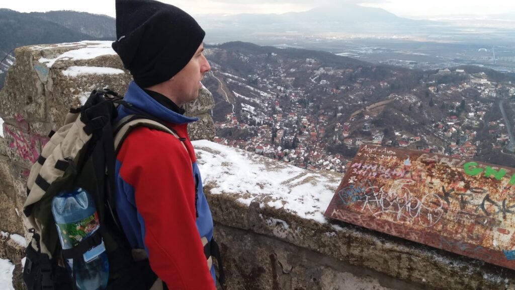 Exclusiv. Vedere de pe Tâmpa. Cetatea Brașoviei, Mircea cel Bătrân și durerea unei inscripții: Angel+Aura=love