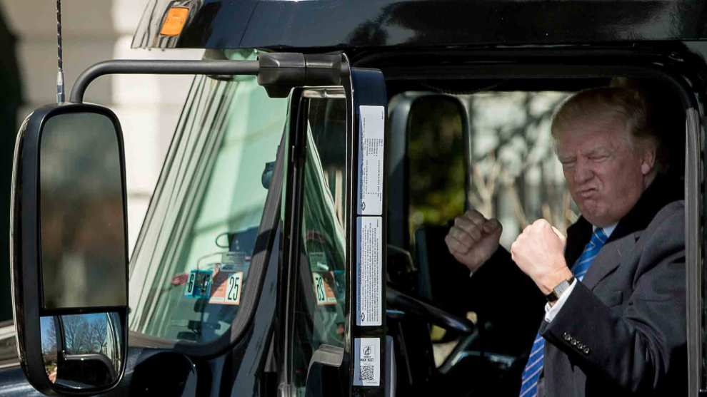 Economia continuă să duduie sub Trump ca locomotiva sub fochist