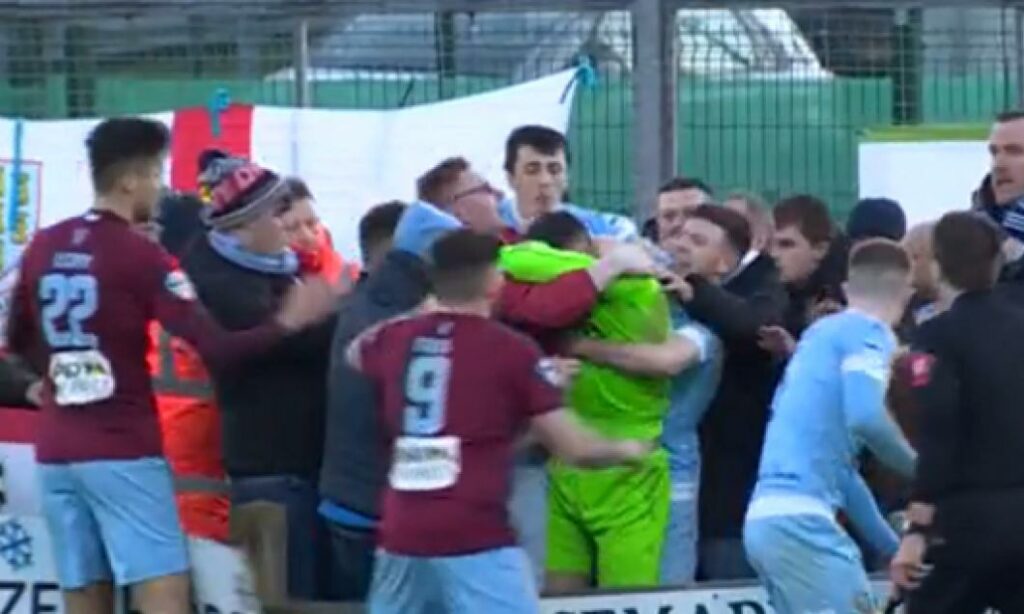 Pumni și picioare într-un meci din „optimile” Cupei. Arbitrul a încheiat partida | VIDEO