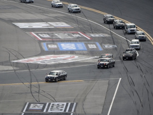 Unic: Trump a intrat cu limuzina blindată pe pista de curse de la Daytona 500