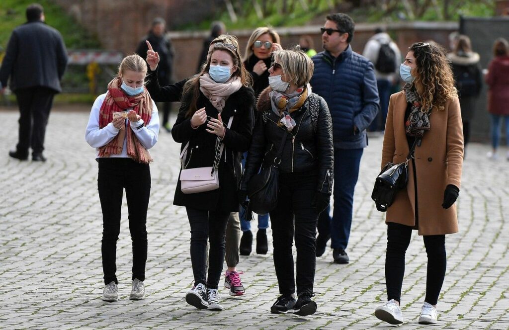 Un renumit virolog avertizează. Covid se răspândește pe mai mult de 1,5 m? Studiu șocant