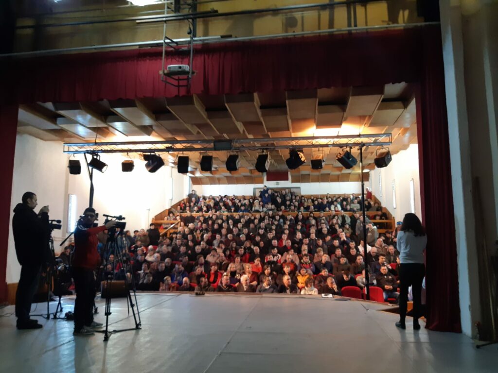 Adunare populară. Oamenii din Ditrău au spus „Tatăl nostru” și cer evacuarea sri-lankezilor de la brutărie