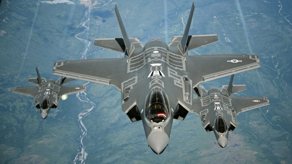 Bătălia informațională în jurul lui F-35. La manșă, Trump câștigă partida