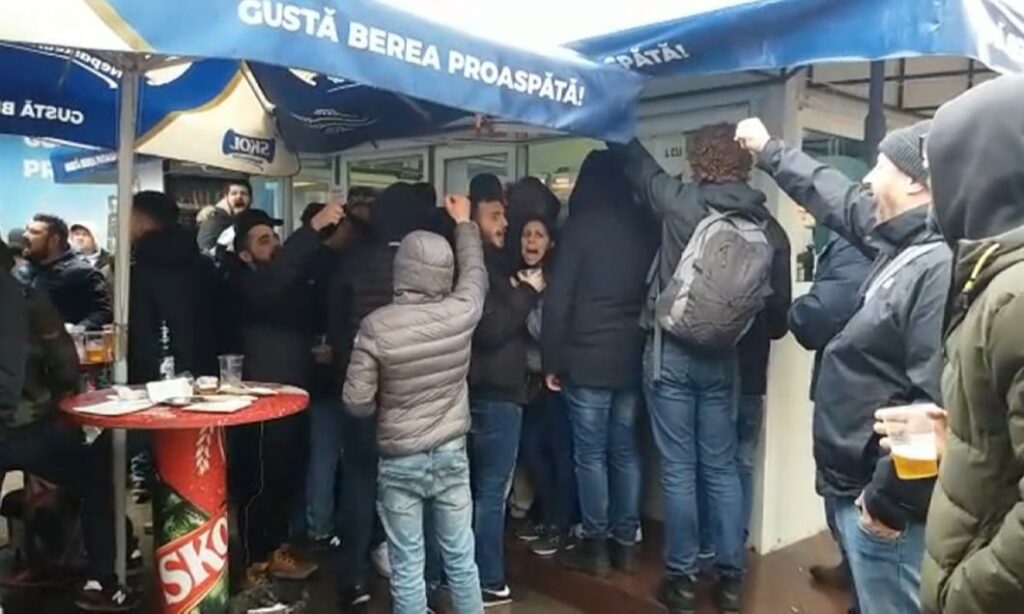 Apariție surprinzătoare în Piața Obor! S-au oprit pentru mici și au cântat minute-n șir | VIDEO