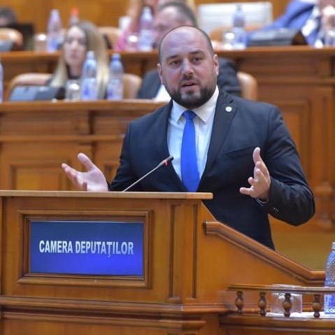 Un deputat a renunțat la pensia de parlamentar. A semnat în fața notarului
