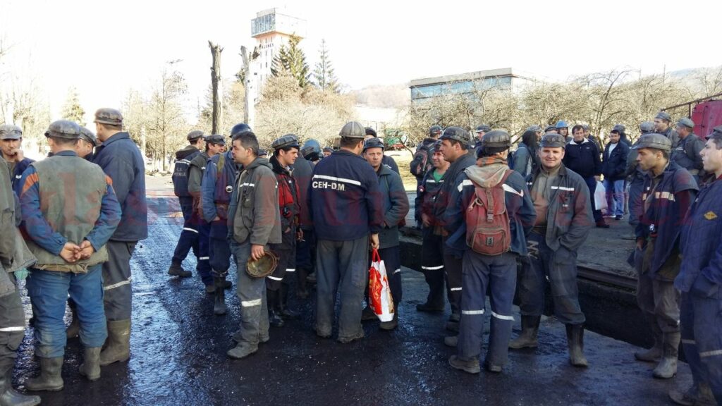 N-au mai suportat și se revoltă. Minerii au blocat calea ferată!
