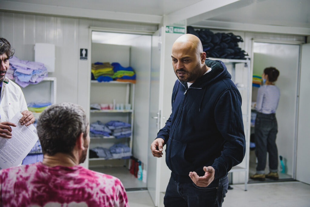 Odesa, adăpostul unde oamenii străzii își recâștigă demnitatea. O seară plină cu ”Fapte mici”