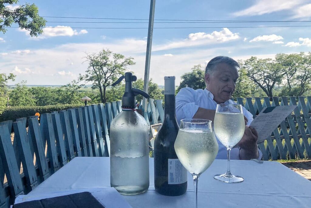 Susținuți de Orban, maghiarii fac jalbă la Bruxelles că nu-și vorbesc limba „lor” în România