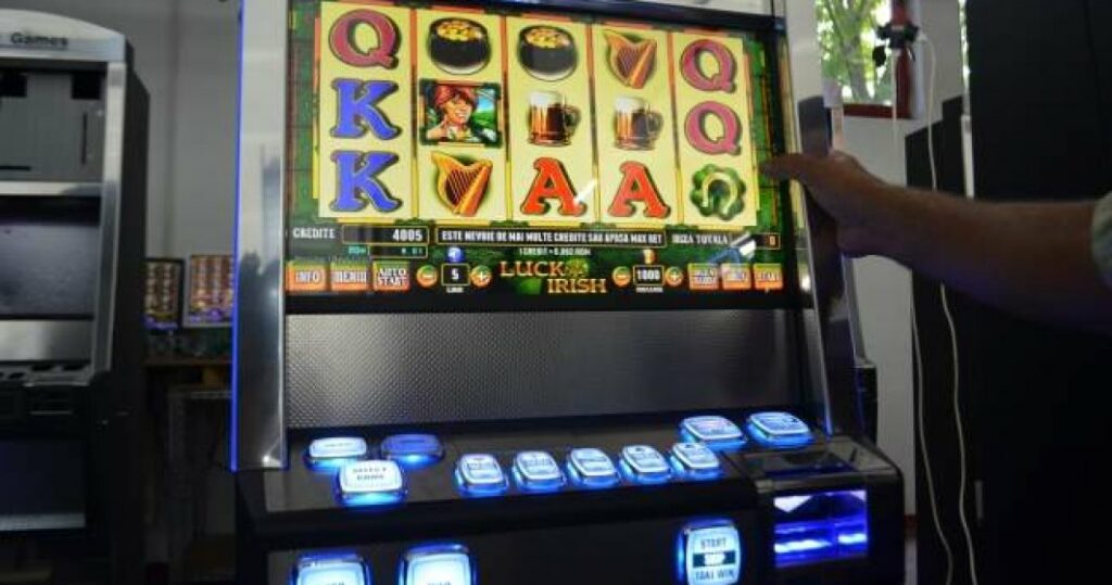 România. Sute de asistați social și-au pierdut ajutorul bănesc după ce au fost prinși la păcănele. Fisc îi acuză că nu și-au declarat câștigurile