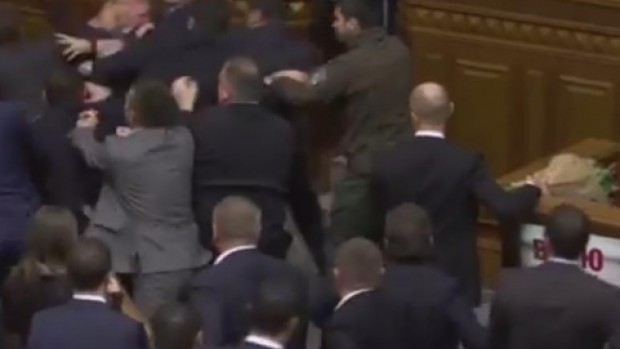 Busculadă în Parlament. 15 aleși s-au încăierat de la pământ