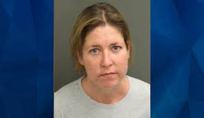 Dragoste cu năbădăi. Și-a închis iubitul în valiză și l-a lăsat să moară