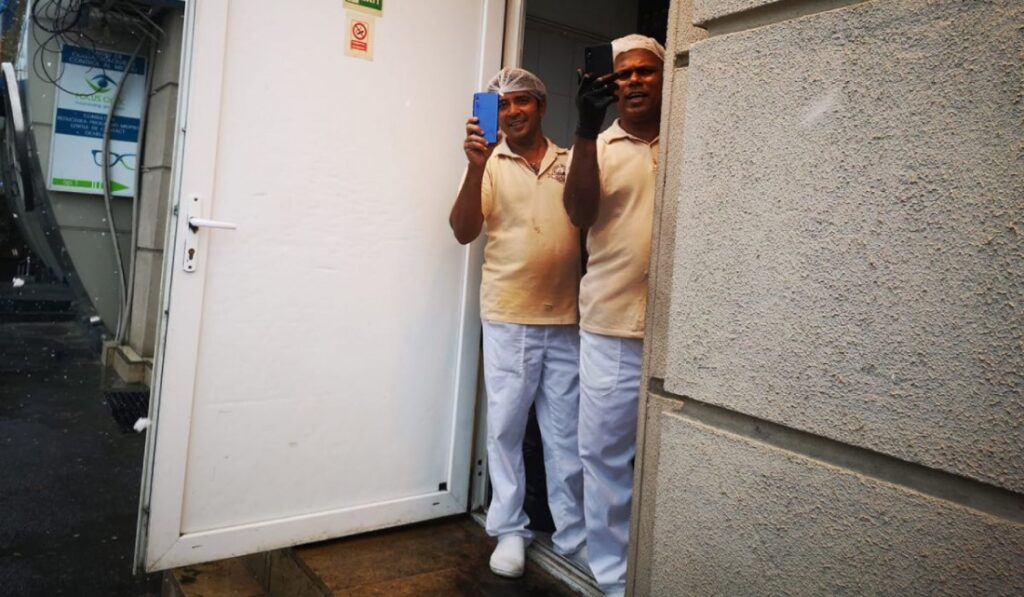 Doi covrigari srilankezi, față-n față cu zăpada