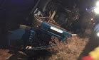 Valea Oltului, blocată. O familie de localnici s-a trezit cu TIR-ul în curte