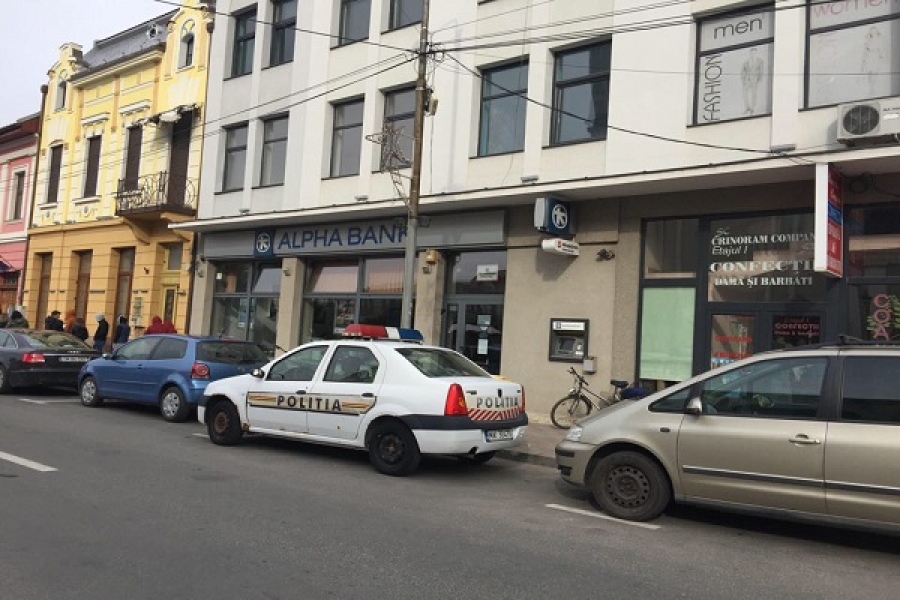 Hoții profită de izolarea românilor. Au vrut să spargă o bancă cu barosul