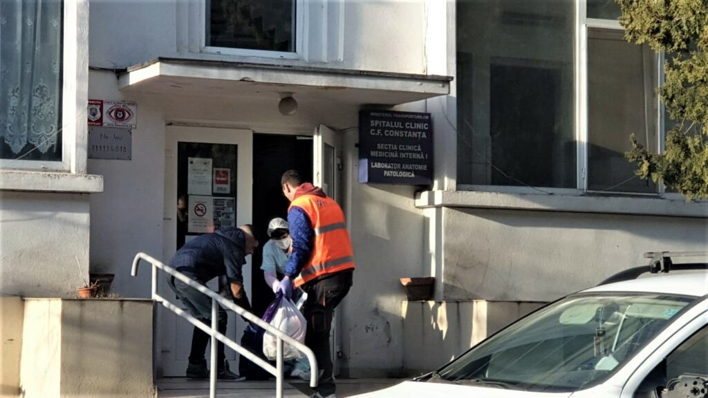 Revolta unei familii ținute în carantină: „Am încercat să fim oameni cerebrali și-am fost luați de proști”