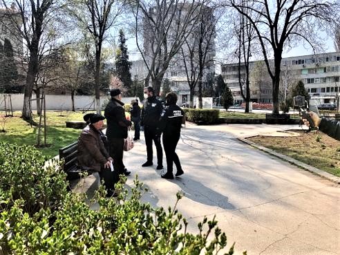 Vulnerabili, dar neascultători. Ignoră recomandarea ”stați acasă”