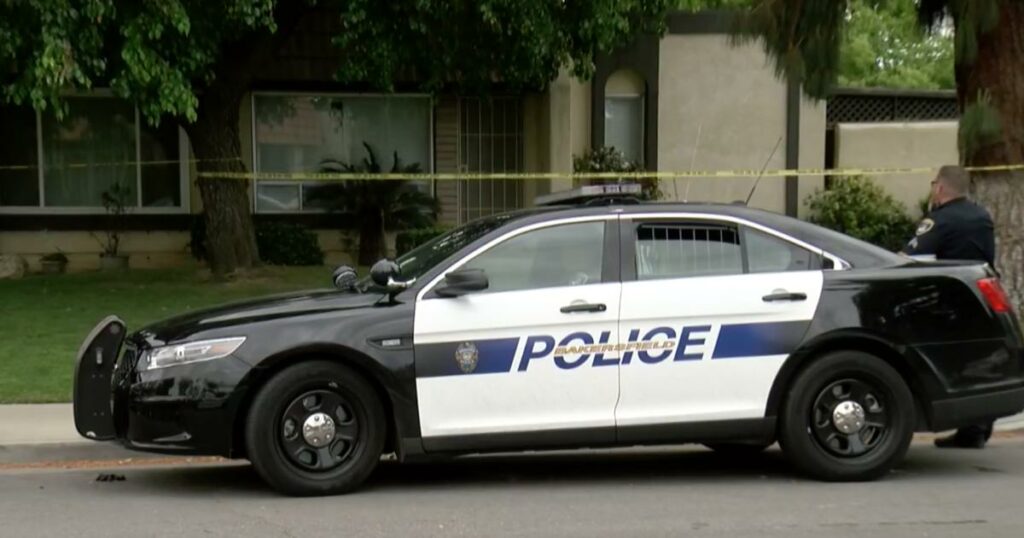 Polițist pus în dificultate. Ciudatul atacator nu știe ce e aia „uniformă”