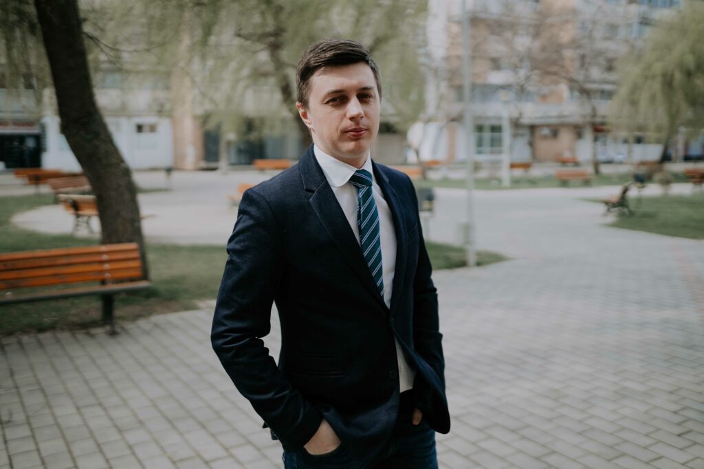 ”Desfrâu pe banii publici” la primărie. Angajații trimiși în șomaj, directorii numără zecile de mii de lei