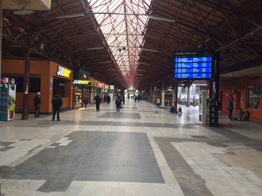 În Gara de Nord te ia vântul ca-n Siberia. Oamenii se feresc de semenii lor ca de leproși