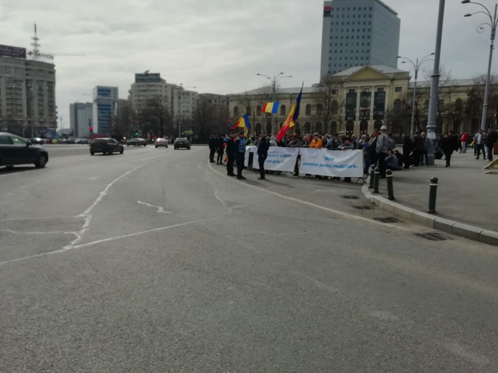 Protest sub geamul Guvernului. Sute de muncitori își strigă nemulțumirea