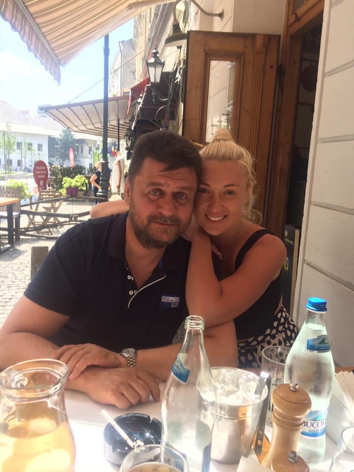 Bizara legătură între o Pizza Carnivora și o femeie. Reporter de Cursă Lungă