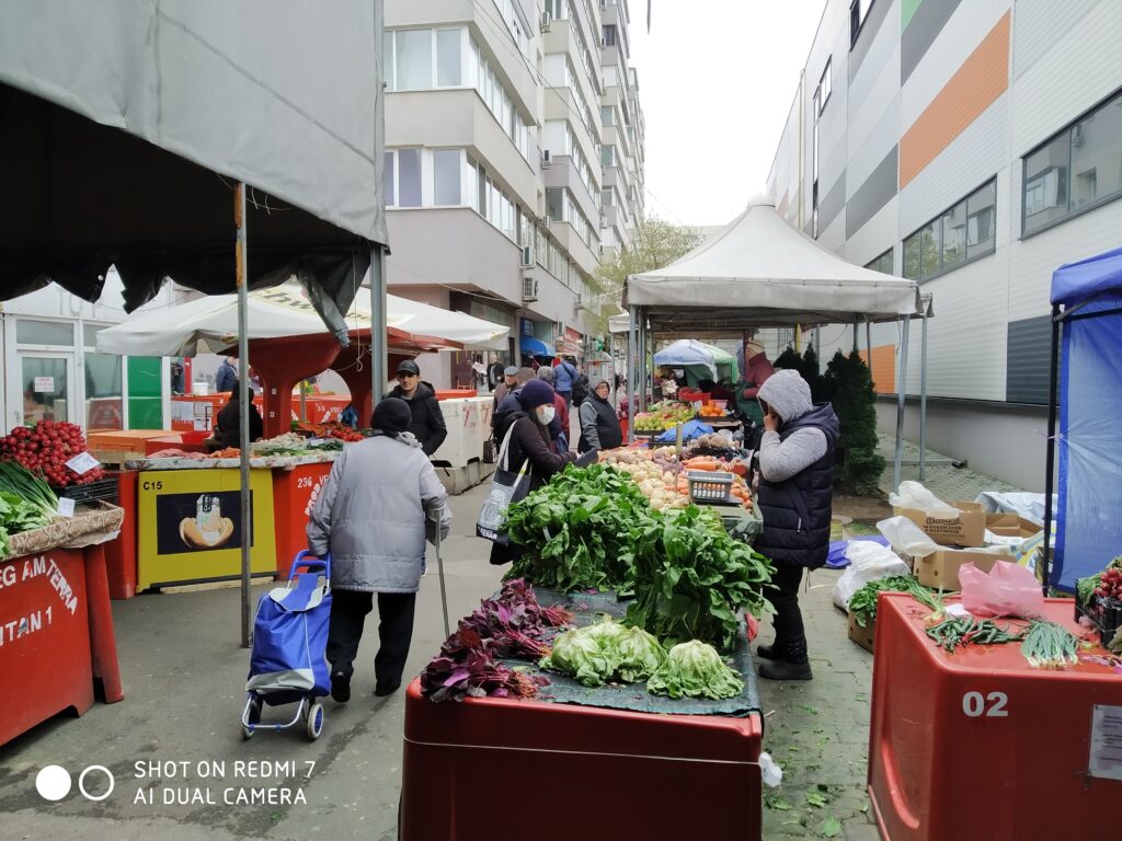 Prin piețe și parcuri, românii s-au pregătit ca de război. Ghici ce au uitat?