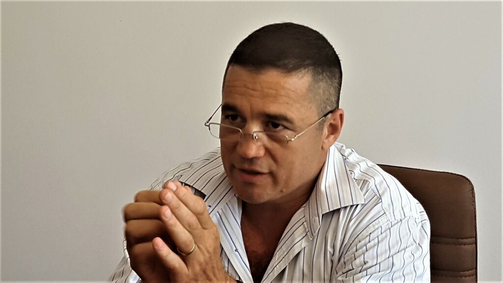 EXCLUSIV. Procurorul Teodor Niță a blocat depozitarea a 320 de mii de basculate cu deșeuri europene, din care 10.000 cu cianuri, lângă Năvodari. Agentul României la CEDO a dormit în bocanci