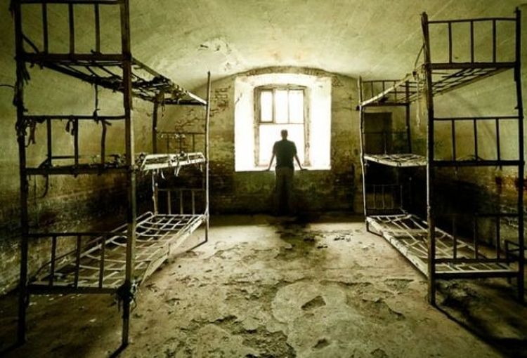 Evz TV. Femeia-drac își iniția nebunii în bătăia cu creionul peste testicule! România șocantă